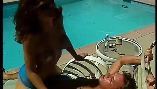 Amcık yalama büyük göt bahçede sikişiyor