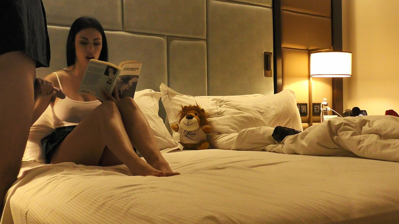 Kısa mini etek külot olmadan büyük memeler latin sıcak esmer precum için kızdırmak için bir handjob verir