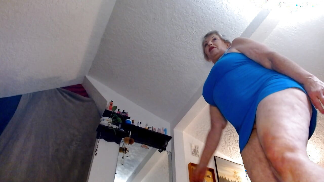 1444 Giantess Dawn küçük sikip önemsememe hakkında uzun bir videoda...