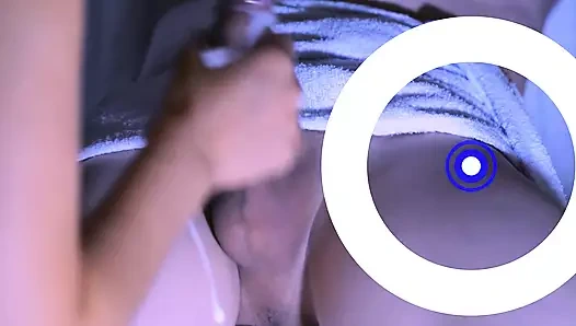 Arkadaşının üvey annesi, erkek arkadaşını apartmanda baştan çıkardı ve ona seks hakkında bildiği her şeyi öğretti.