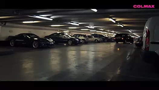 Axelle parker araba hırsızına sevimli kıçını verir