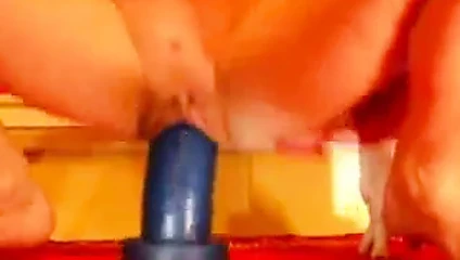 Kız dildoya biniyor