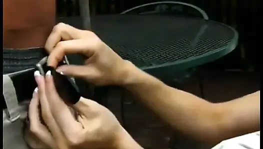 Güzel yaşlı sarışın ona tükürene kadar yaraklı bir yarağı memnun ediyor