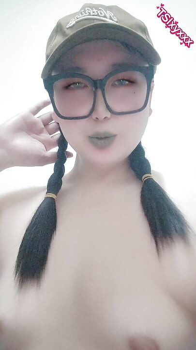 Pornografik ladyboy kız kokmuş yarak yemek istiyor