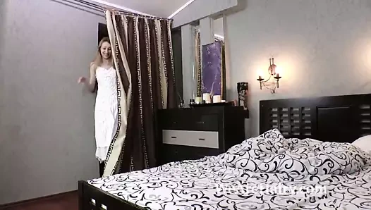 Amanda s girer yatak odası ve şeritler çıplak üzerinde yatak