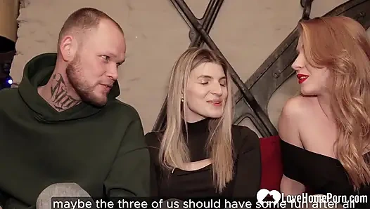 Kız arkadaşımın üvey kız kardeşi harika bir üçlü seks için bize katılıyor