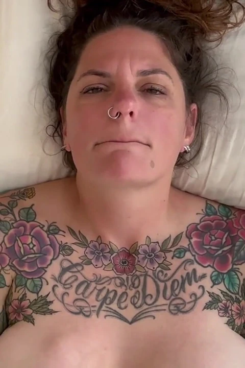 Carrie capri dildo kendini sikiyor ve sert boşalıyor!!