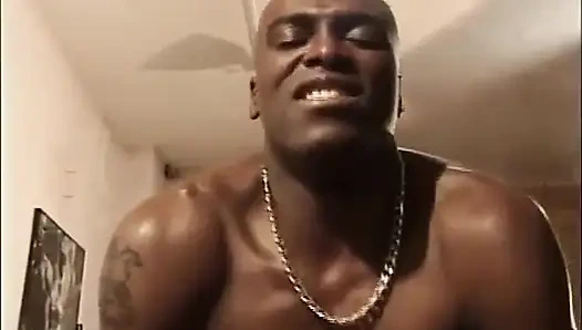 Siyah yatak odasında seks... 69 pozisyonunda amcık yalayan siyah yarak emiyor