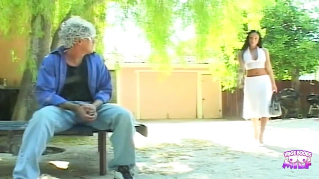 Güzel bir gülümsemeye sahip sarışın Avrupalı kadın komandoyla oraya gidip onunla alay ediyor.