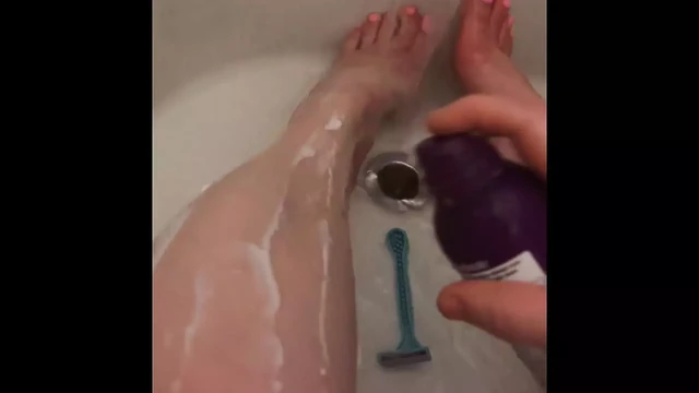 Мокреет и бреется