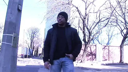 Çarpıcı Avrupalı genç kızın yüzü siyah erkek tarafından sert anal seksten önce sikiliyor