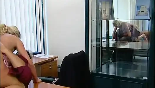 Çarpıcı büyük memeli ateşli sekreter ofiste patronu tarafından sikiliyor