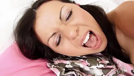 Büyük memeli kıllı orta yaşlı seksi kadın parmaklıyor amını sallayarak orgazm oluyor