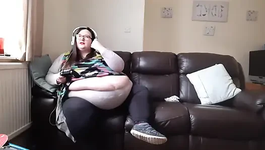 İri güzel kadın ssbbw göbekle video oyunları oynuyor