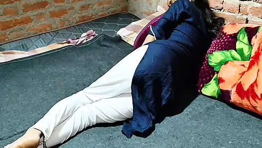 Erkek kardeşinin kız arkadaşıyla odasında seks yaptı.