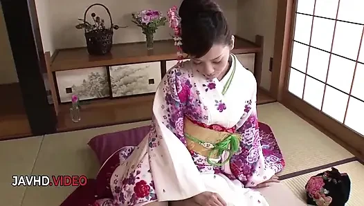 Baştan çıkarıcı Japon güzel Rei Mizuna'nın mastürbasyon seansı oyuncakları zevk alıyor