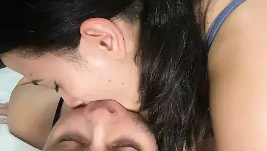 Lezbiyen kız büyük diliyle boğazımı sikiyor