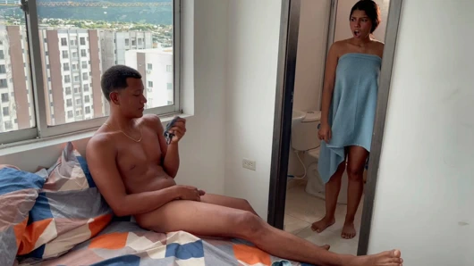 Üvey kız kardeşimin iç çamaşırıyla mastürbasyon yapıyorum ve sonunda onu sert bir şekilde sikiyorum