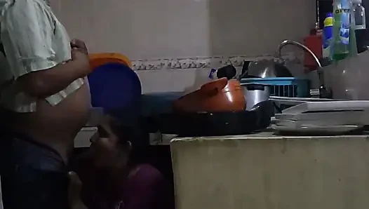 Mutfakta çalışanla sikişiyor ve emiyor
