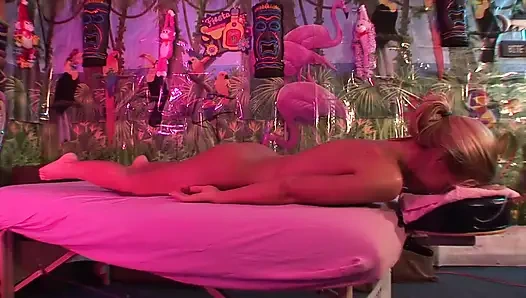 Ateşli sarışın ateşli masaj için