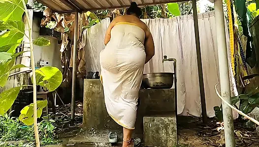 Yuvarlak göt, mallu açık havada banyo yapıyor, tamamen çıplak azdırıyor komşular