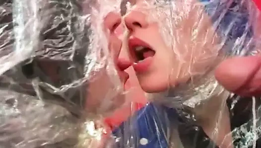 Büyük yaraklı ve boşalmaya istekli fetiş üçlü grup seks