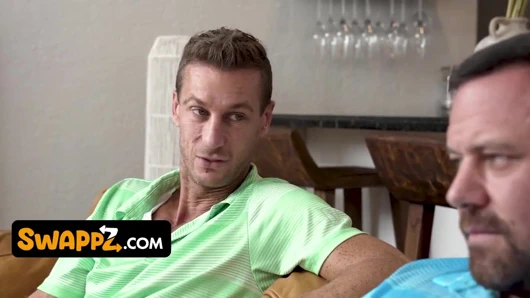 Azgın gençler internette seks yaparken yakalandıktan sonra üvey babaları tarafından sikiliyor