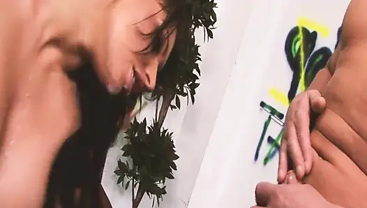 Keyifli göğüsler sahne 2_busty esmer orta yaşlı seksi kadın ağzına boşalmayı seviyor