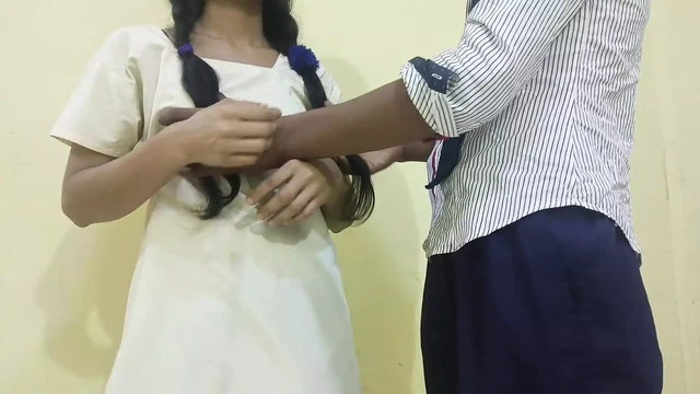 Индийская школьница соблазняет ее хинди, чтобы трахнуть ее с кримпаем, хинди аудио