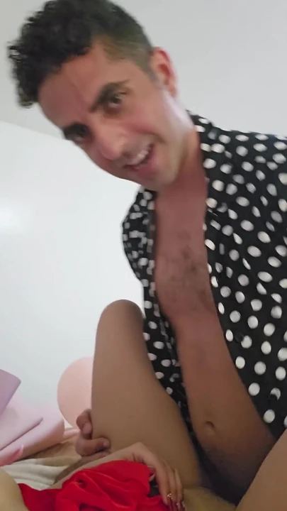 Seksi küçük kırmızı başlıklı kız oynuyor ve sikişiyor | Klip 1