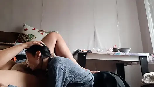 Kız arkadaşım amımı emerken, öperken ve yalarken kafa masajı yapıyorum