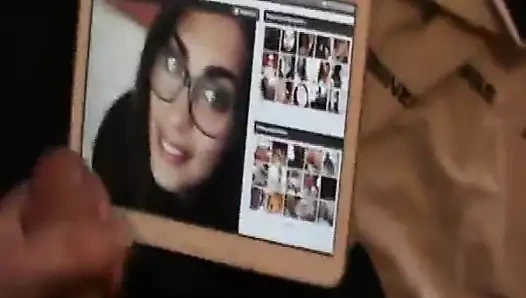 j'ejacule sur la photo de cette jeune femme juste trop sexy.