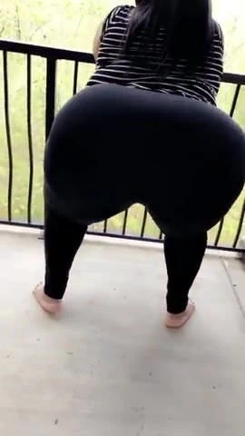 Siyah iri güzel kadın götünü sallıyor