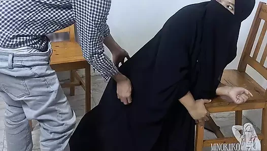 Peçeli tesettürlü kız bekleme odasında bir yabancıdan taze bir döl içiyor - minokiiko