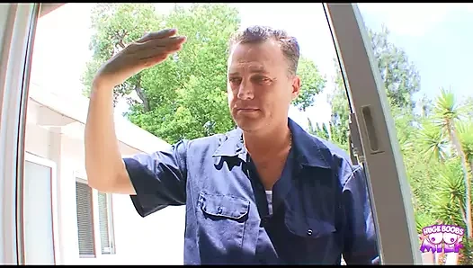 Süper çarpıcı bir evli kadın gavat kocasının önünde aldatıyor