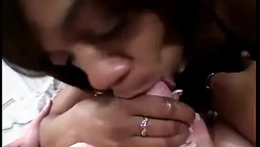 Zenci kadın beyaz bir yarağa derin oral seks yapıyor