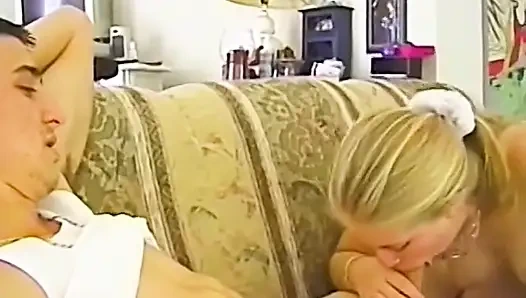 Taze görünümlü tatlı kızın yaramaz videosu