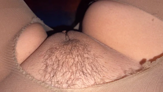 Orgazm olmayı gerçekten çok istedim, bu yüzden taytımı yırtıp pişman olmadım.