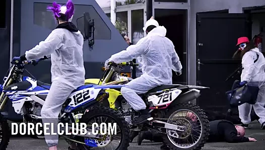 Kötü kızlar gül ve cassie başı çekiyor