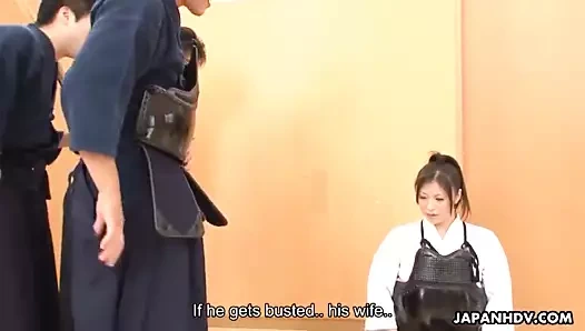 dojo öğretmeni olgun asyalı öğrencisinden faydalanıyor