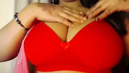 Seksi göğüsler meme ucunu emiyor ve meme gösterisi.