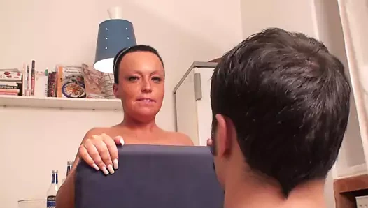 ayakkabı yalama ve tükürme femdom