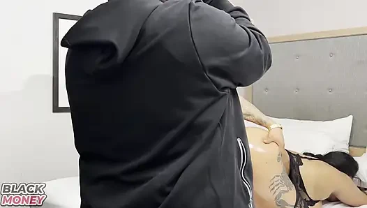 Kamera arkası büyük götlü zenci orta yaşlı seksi kadın çok kaygan sikilmeyi seviyor