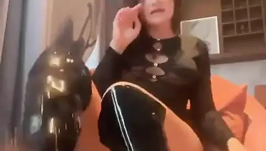 Seksi parlak siyah dizli çizmelerimle dolaşmayı seviyorum.