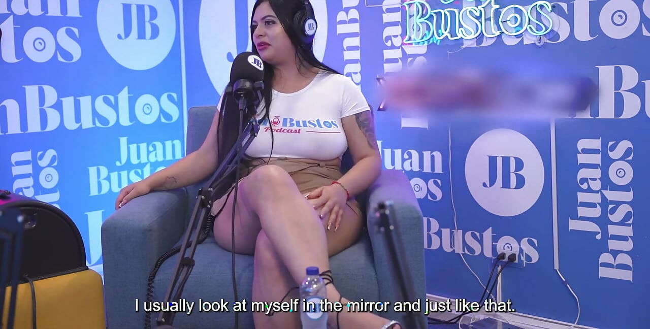 Doğal büyük memeli orta yaşlı seksi kadın Antonella Jones ateşli bir podcast'te büyük zenci yarağıyla sikişiyor