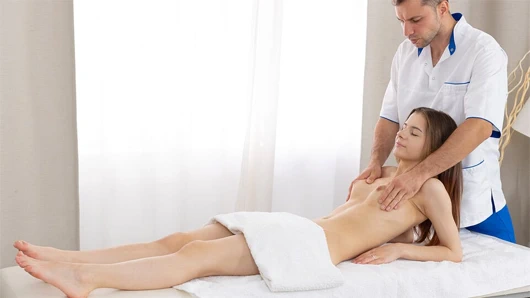 Tatlı kız erkek arkadaşına masaj için geldi ve her şey anal sekse dönüştü