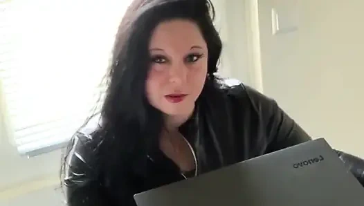 Hanımefendi Clara'nın ofisine çağrı