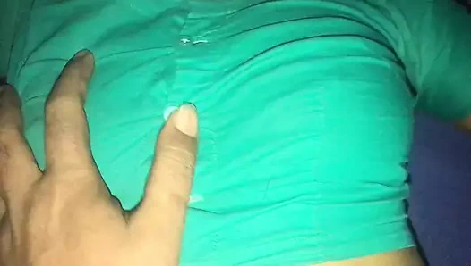 Kız arkadaş ve erkek arkadaş bütün gece sevgililer gününde romantizm yaşıyor