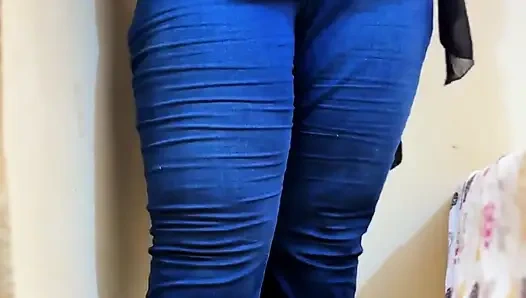 Pawg utangaç genç çalışan patron yan masadayken ofiste mastürbasyon yapıyor