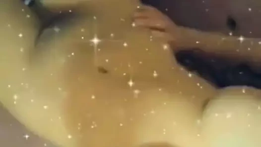 yaramaz busty içinde banyo